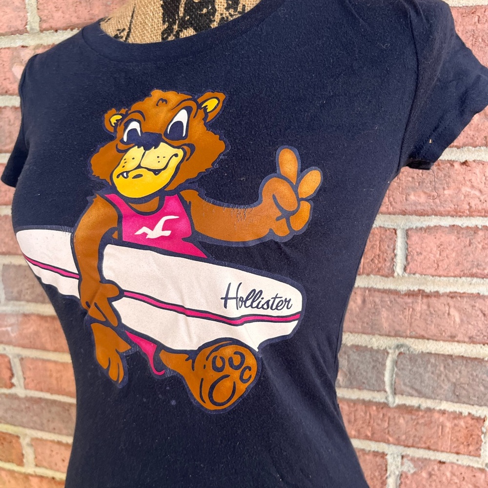 Hollister Women's Navy Tee with Bear Graphic